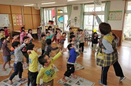 はな組　新聞で遊ぼう